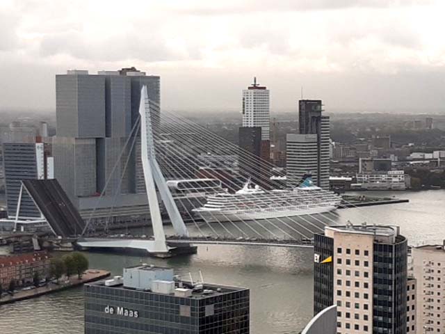 Cruiseschip ms Artania van Phoenix Reisen aan de Cruise Terminal Rotterdam